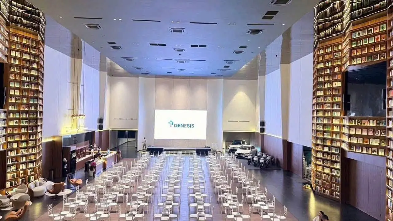 Hội trường sự kiện với hai vách sách cao tại WOW Center